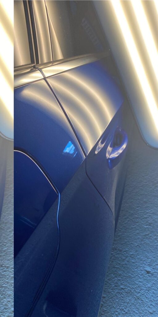 Blaue Autotür nach der Reparatur ohne Lackieren