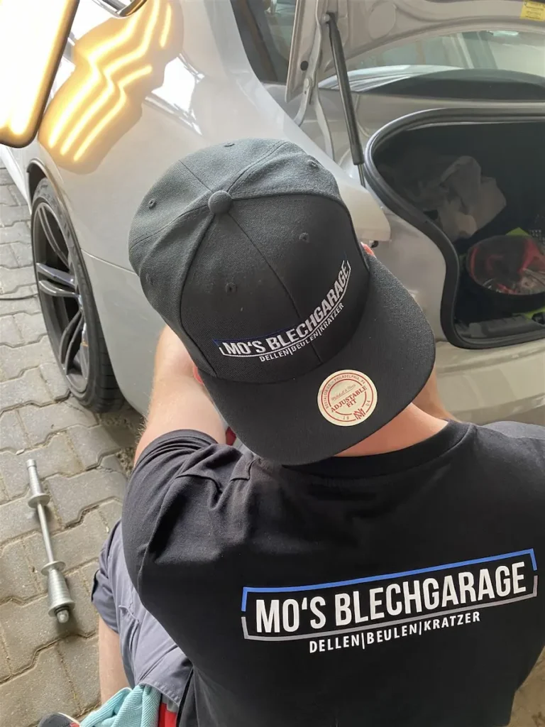 Reflexlicht-Kontrolle während der PDR-Reparatur