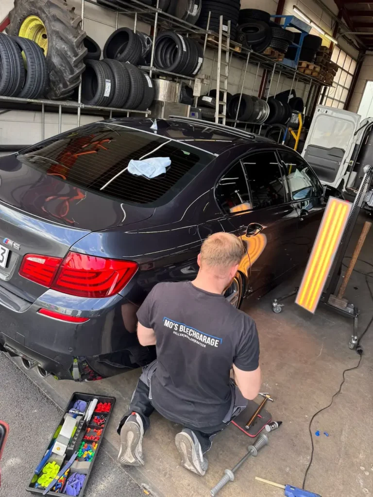 Vorbereitung eines Fahrzeugs für die Dellenreparatur