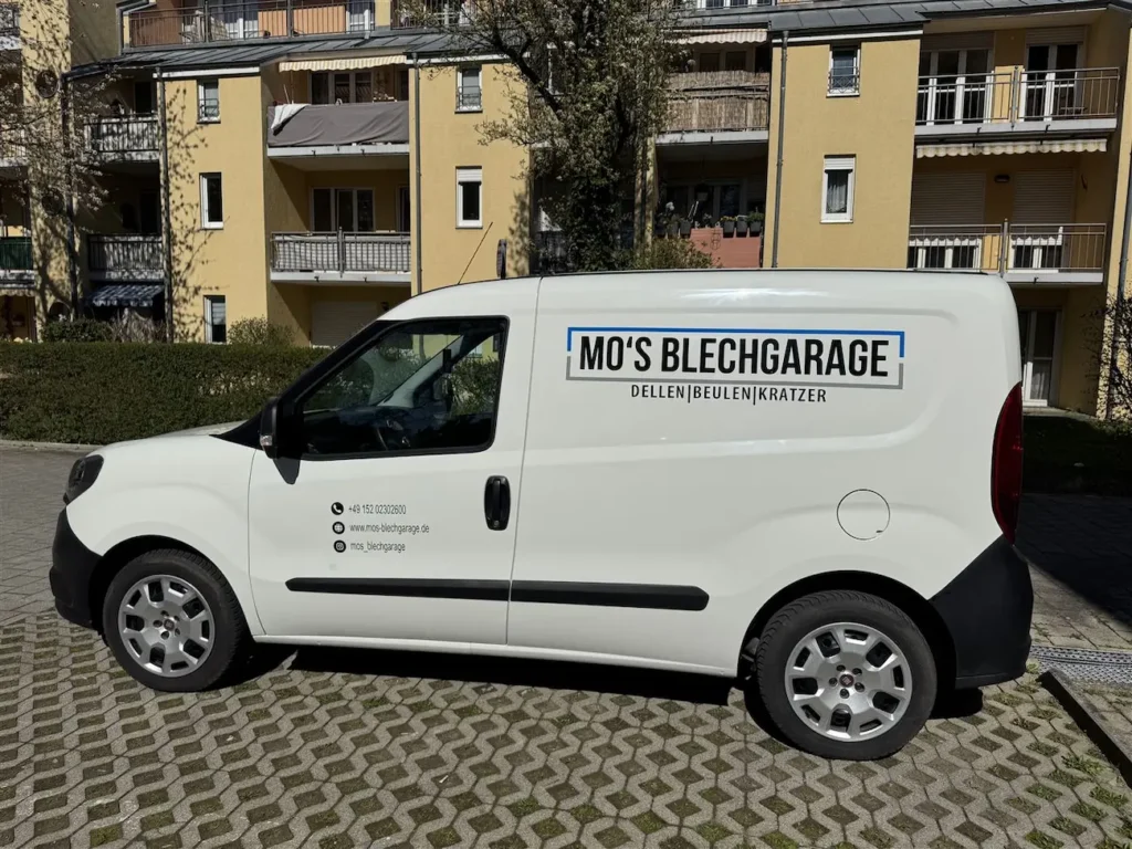 Werkstattszene bei Mo's Blechgarage in Ingolstadt
