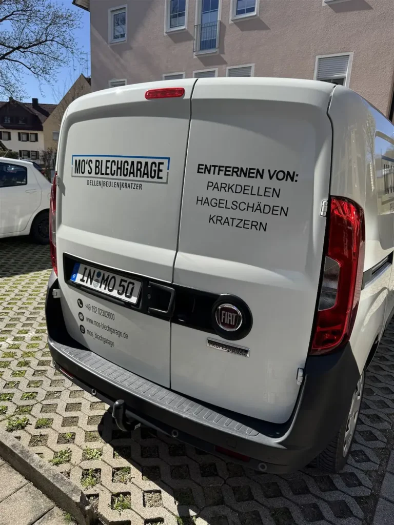 Kontrolle der Lackoberfläche mit dem Fixierlicht