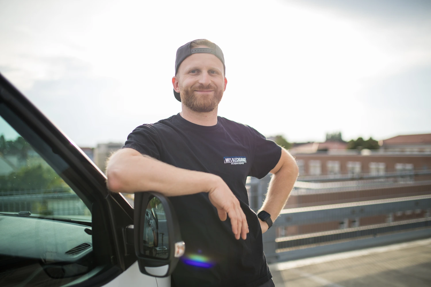Portrait von Moritz, Inhaber von Mo's Blechgarage