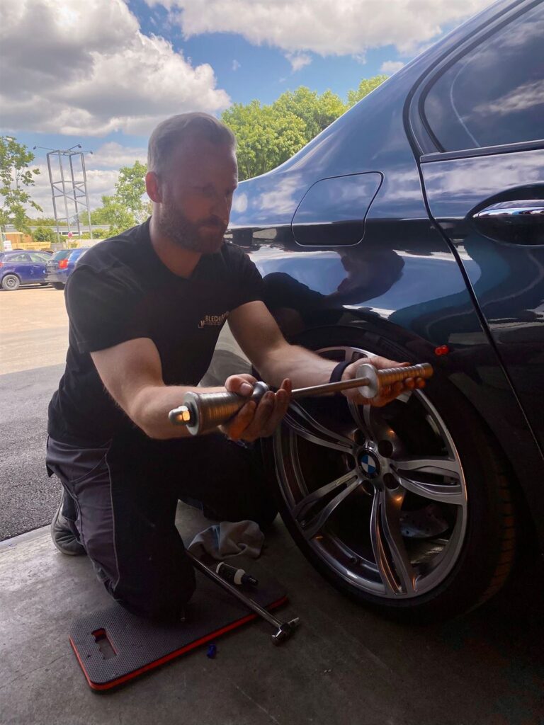 Politur und Aufbereitung eines BMW in der Werkstatt von Mo's Blechgarage